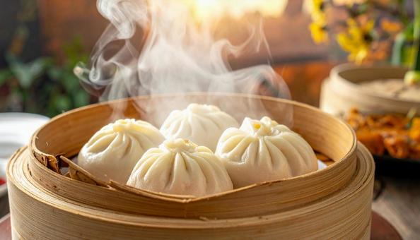 ほんわか湯気の立つ美味しそうな豚まん ほんわか湯気の立つ美味しそうな豚まんの写真