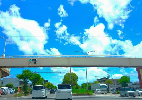 夏空、クルマ、歩道橋 夏空、クルマ、歩道橋 交通,歩道橋,交差点の写真素材