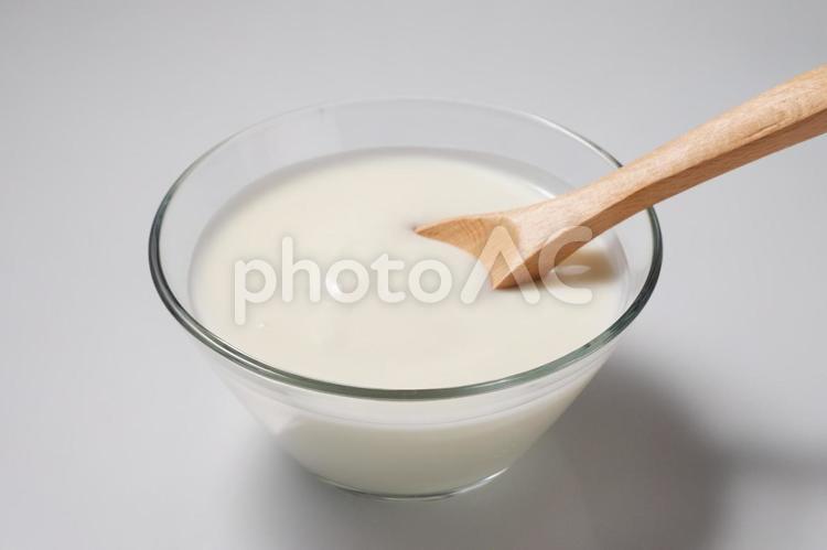 ガラスの器に入れたヨーグルト ヨーグルト,牛乳,乳製品の写真素材