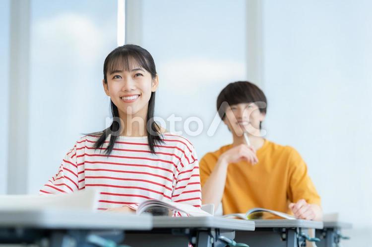 勉強をする男女の大学生 教育,塾,勉強の写真素材