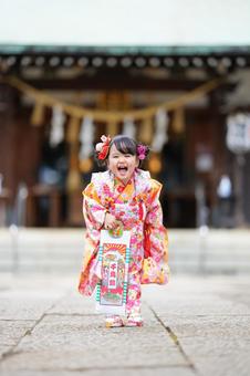 千歳飴を持つ笑顔の女の子 千歳飴を持つ笑顔の女の子の写真