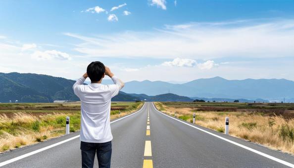 双眼鏡で道の先を見ている日本人男性 双眼鏡で道の先を見ている日本人男性の写真