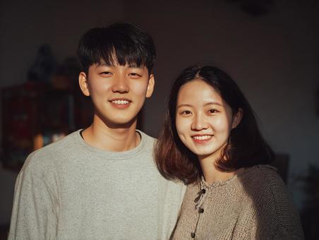 温かい雰囲気の仲良し夫婦 温かい雰囲気の仲良し夫婦の写真