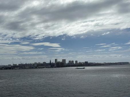 海の向こうの街 港,水平線,海から見える街の写真素材