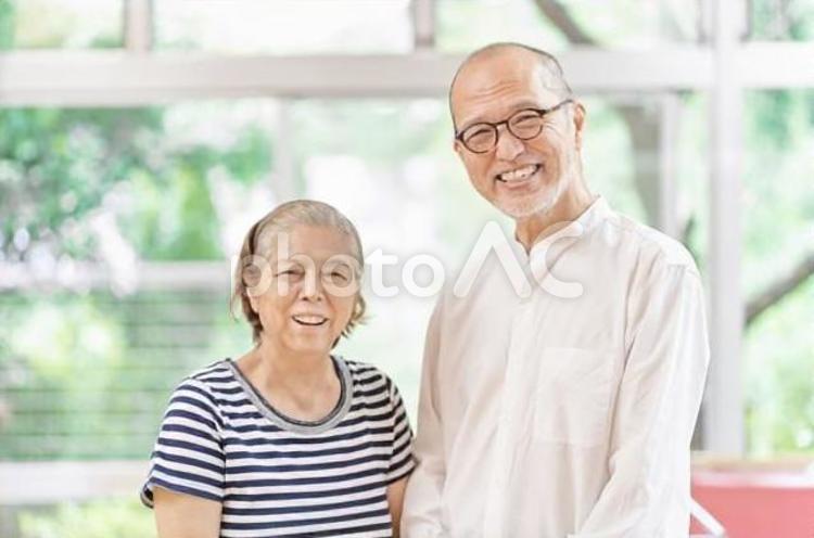 笑顔で立つ高齢者の夫婦 高齢者,夫婦,笑顔の写真素材