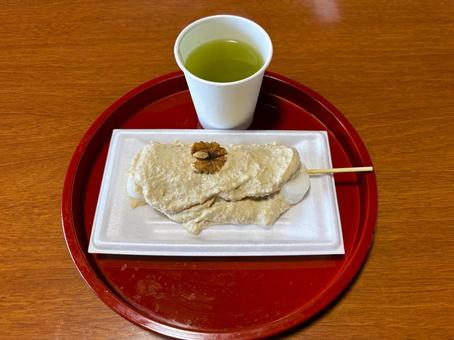 ナッツ団子とお茶 ナッツ団子,団子,おいしいの写真素材