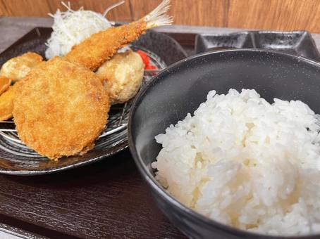 ミックスフライ定食 ミックスフライ定食の写真