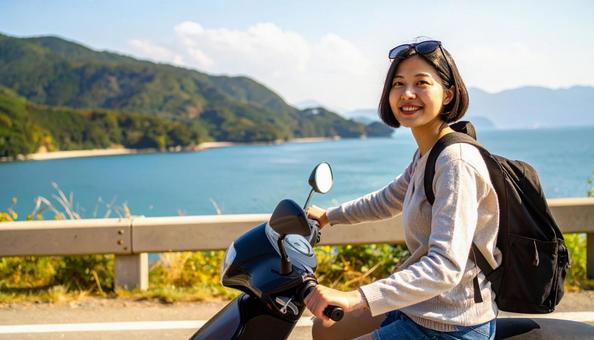 休日に海辺をバイクでツーリングする女性 休日に海辺をバイクでツーリングする女性の写真