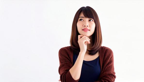 考えごとをする笑顔の女性のポートレート 考えごとをする笑顔の女性のポートレートの写真