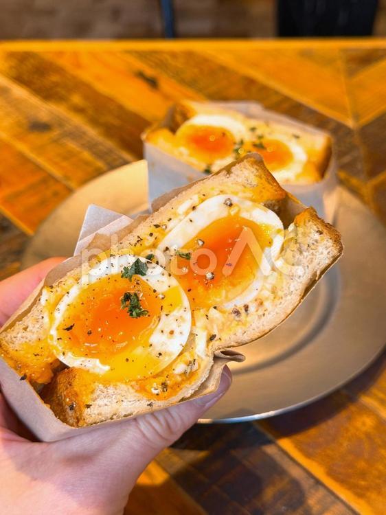 ランチタイムセットのエッグサンド 壁紙,ダイニングテーブル,断面の写真素材