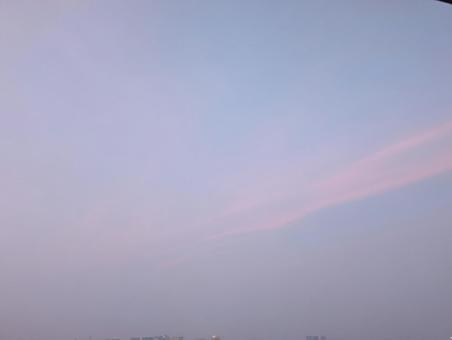 ピンク色の空 ピンク色の空 夕暮れ時,黄昏時,夏空の写真素材
