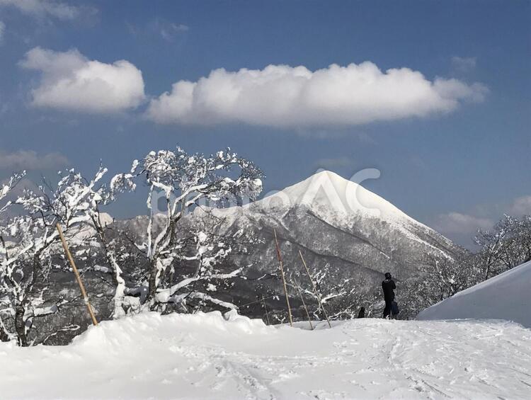 冬の雪山と雲と晴れ 雪山,晴れ間,雲の写真素材
