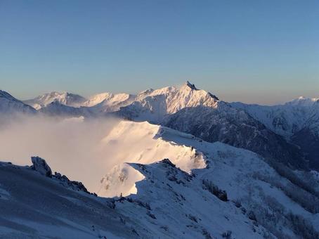 雪山 雪山 登山,冬晴れ,冬景色の写真素材