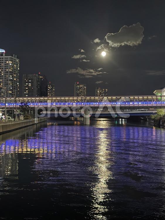 月と電車の幻想的な夜景 夜景,川,電車の写真素材