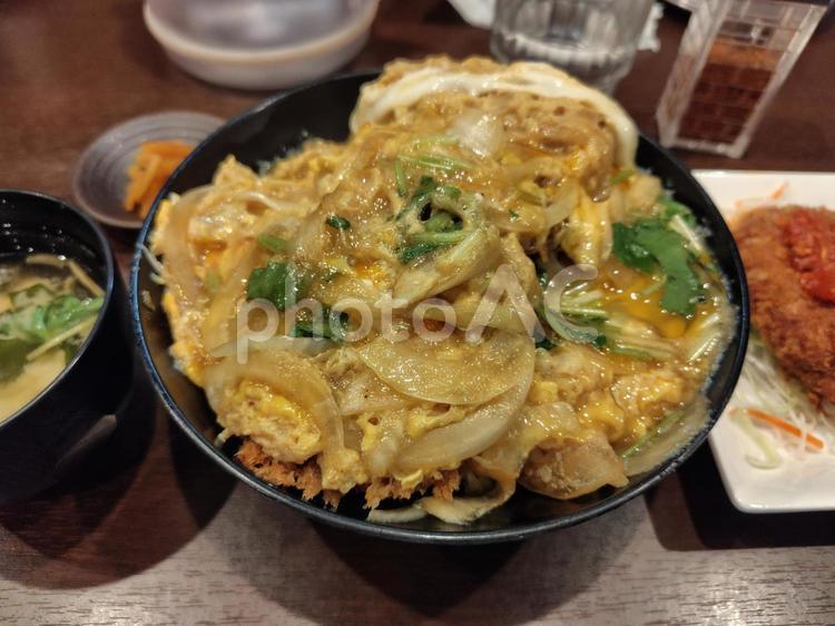 カツ丼　ふわふわ卵　ふわとろ卵 カツ丼,ふわふわ卵,ヒレカツの写真素材