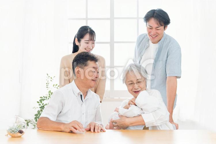 赤ちゃんを抱いた家族（夫婦・里帰り出産） 孫,家族,出産の写真素材
