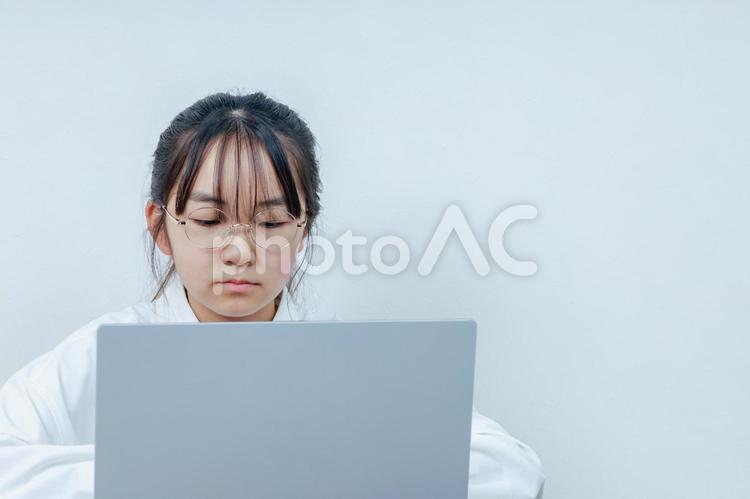 PCで学習する眼鏡をかけた小学生女子 女性,小学生,少女の写真素材