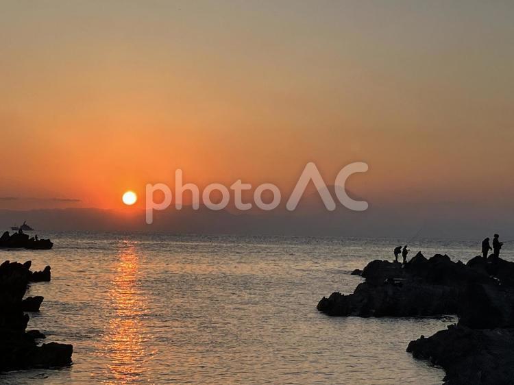 三浦　城ヶ島の沈む太陽と赤く染まる夕日 三浦,城ヶ島,太陽の写真素材