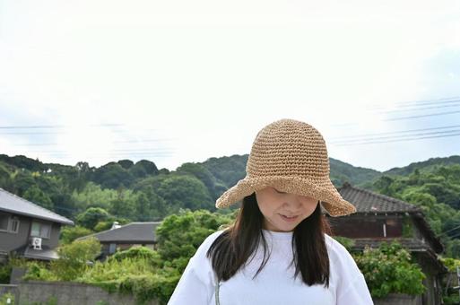 夏の空と帽子を被った女性 夏の空と帽子を被った女性の写真