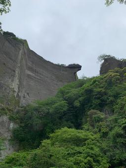 地獄のぞきを見上げて 千葉,鋸山,登山道の写真素材