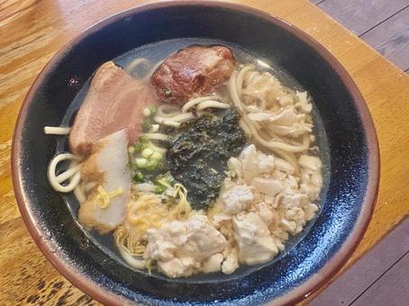 アーサーとゆし豆腐が入った沖縄そば アーサーとゆし豆腐が入った沖縄そば 沖縄そば,ソーキそば,沖縄料理の写真素材