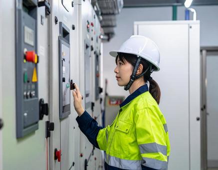 設備を操作・点検する女性作業員のイメージ 設備を操作・点検する女性作業員のイメージの写真