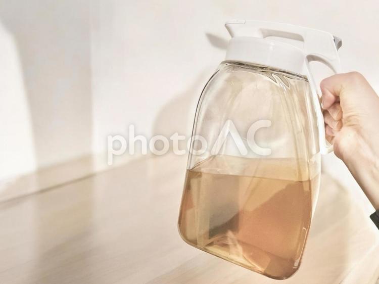 お茶を淹れたポットを手に持つ人 ピッチャー,飲み物,持つの写真素材