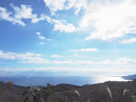 ススキのある風景 水,太陽,青の写真素材