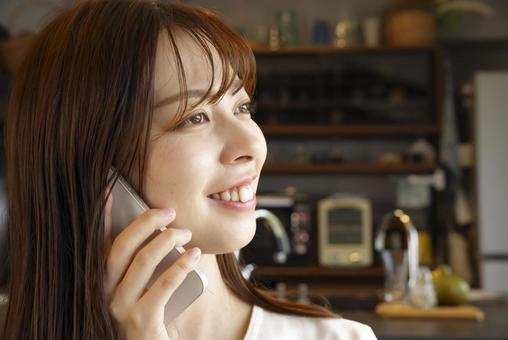 スマホで電話をする笑顔の女性 スマホ,通話,電話の写真素材