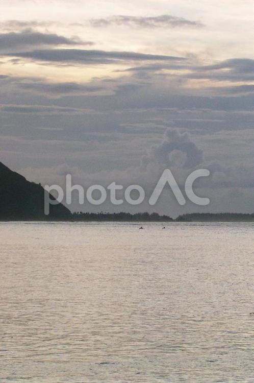 タヒチモーレア島の夕暮れ 海,夕暮れ,タヒチの写真素材