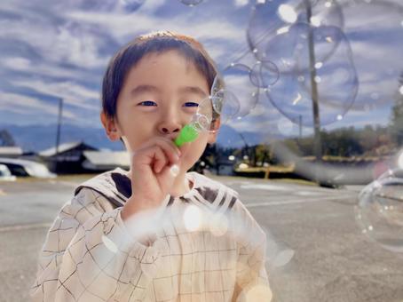 シャボン玉をする子ども 子ども,シャボン玉,遊びの写真素材