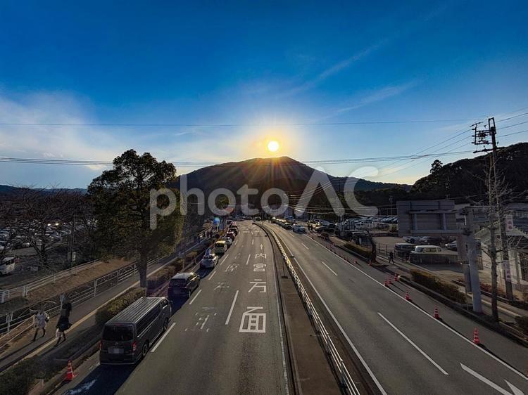 伊勢神宮近くの歩道橋から 山に沈む夕日 国道23号,夕日,太陽の写真素材