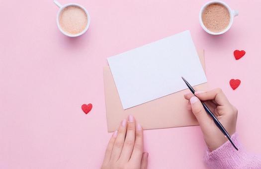 はがきを書く人 はがきを書く人の写真