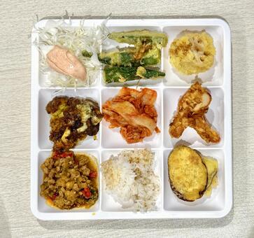 バイキングの盛り付け　バランス重視 おかず,カラフル,色とりどりの写真素材