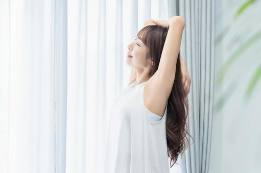 自宅のリビングでストレッチをする女性 女性,ストレッチ,柔軟の写真素材