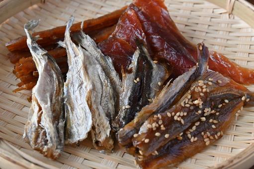 珍味盛り合せ(4種) 珍味盛り合せ(4種) 鮭とば,とば,冬葉の写真素材