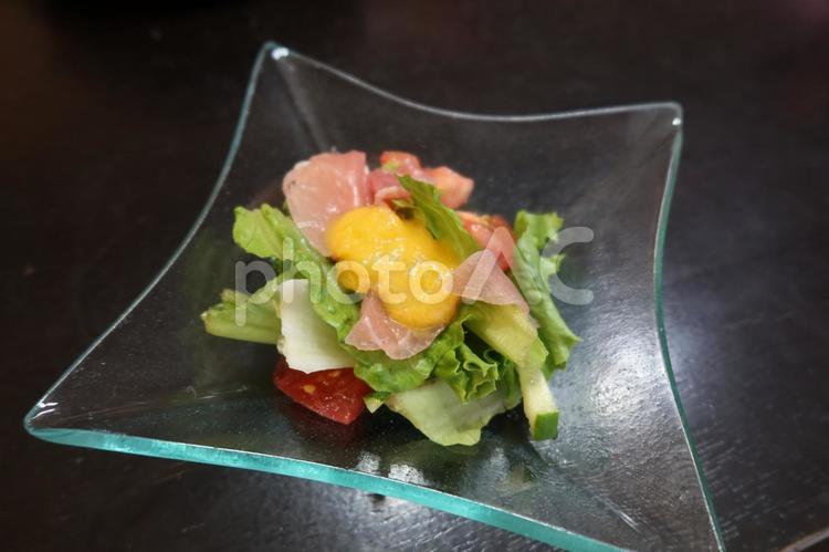 生ハムサラダと人参ドレッシング（引き） 生ハム,サラダ,レタスの写真素材