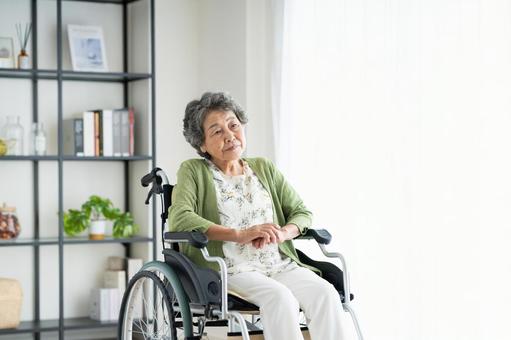 車椅子のシニアの女性 介護,車椅子,シニアの写真素材