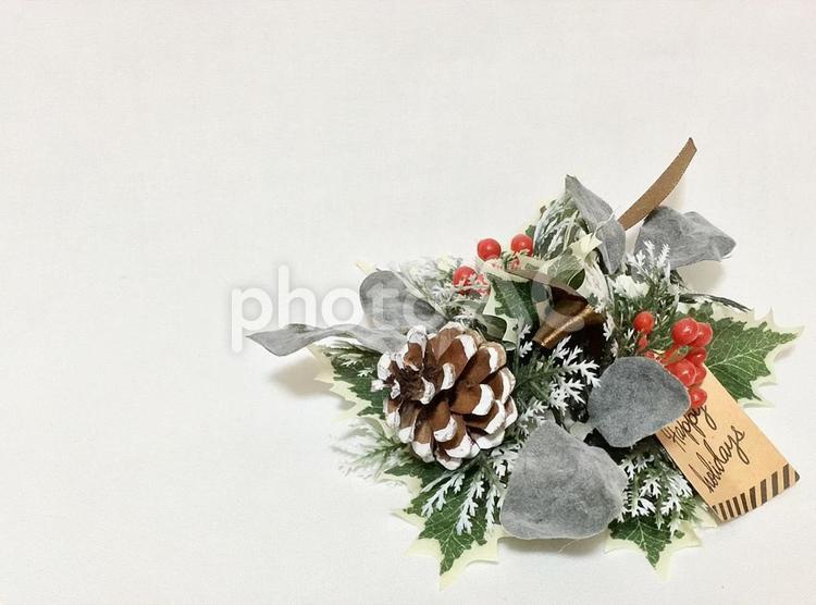 松ぼっくりがついたクリスマス飾り　Xmas クリスマス飾り,松ぼっくり,クリスマスの写真素材