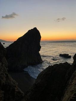 田原の海岸と朝焼けのシルエット 田原の海岸と朝焼けのシルエット 田原,愛知県,海の写真素材