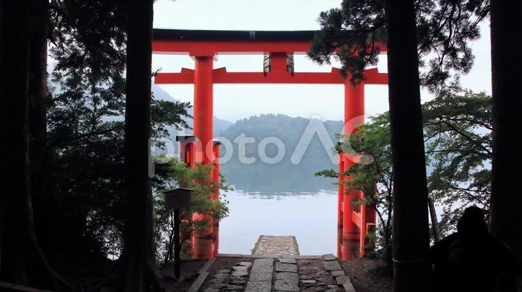 晩夏朝の芦ノ湖と平和の鳥居 平和の鳥居,晩夏,箱根神社の写真素材