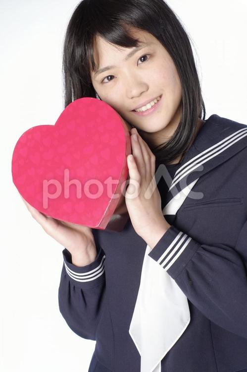 ハートのギフトボックスを持つ女子高生2 女子高生,日本人,セーラー服の写真素材
