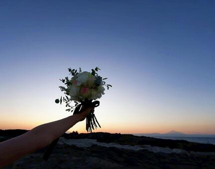 夕暮れの海　お祝いブーケ 海,夕暮れ,夕焼けの写真素材