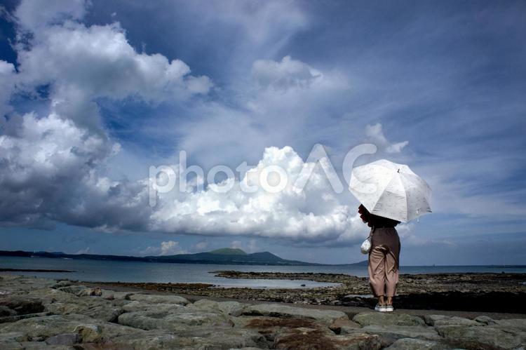 ＜素材＞夏の海沿いの防波堤を散策する女性 女性,青空,大空の写真素材