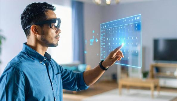 ホログラムカレンダーを見る男性の写真