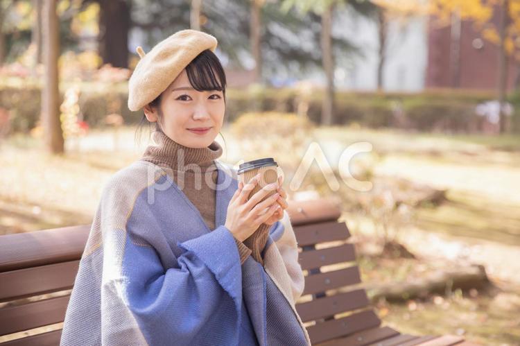 秋の公園でコーヒーを飲む女性 秋,コーヒー,ホットコーヒーの写真素材