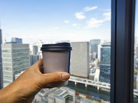 高層階で味わうひと息のコーヒー時間 コーヒー,カップ,手元の写真素材
