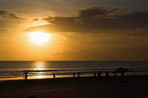 バリ島クタビーチの夕焼け バリ島クタビーチの夕焼け バリ島,クタビーチ,インドネシアの写真素材