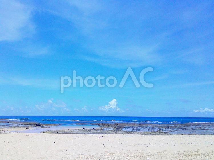 誰もいない奄美の海辺 静か,海辺,海の写真素材