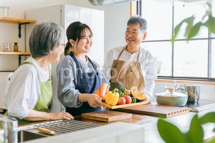 高齢者夫婦と若い日本人（家事代行・介護） 栄養士,家族,親孝行の写真素材